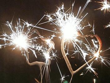 Silvesterfeuerwerk 2020: Wunderkerzen sind erlaubt. Alles, was höher fliegt oder mehr Krach macht, ist nur in engen Grenzen gestattet. Foto: Simone Bastian