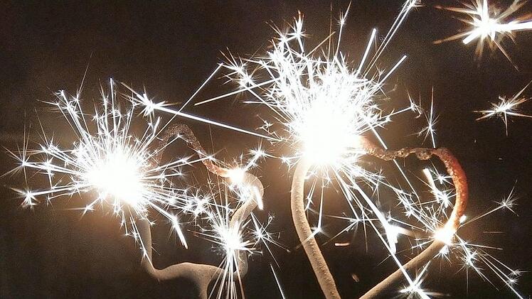 Silvesterfeuerwerk 2020: Wunderkerzen sind erlaubt. Alles, was höher fliegt oder mehr Krach macht, ist nur in engen Grenzen gestattet. Foto: Simone Bastian