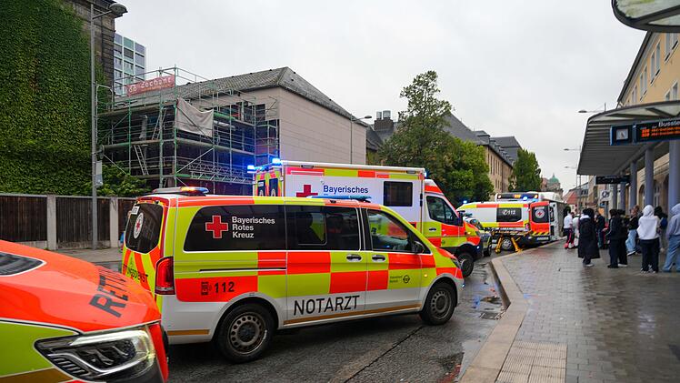Rettungshubschrauber landet vor Rathaus