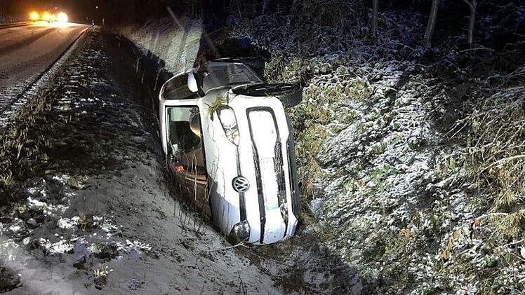 Frau (18) baut Gl&auml;tteunfall im Frankenwald - Kinder (8, 9) mit im Auto
