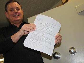 Dieter Walda von der Stadtverwaltung nimmt die Eintragungslisten für das Volksbegehren gegen Studiengebühren aus dem Panzerschrank. Ab Donnerstag liegen sie im Einwohnermeldeamt aus. Foto: Andreas Oswald
