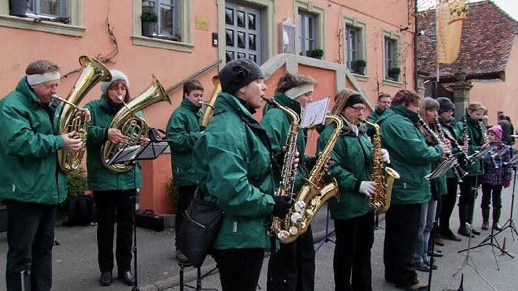 Die Musiker der Kapelle des Musik- und Gesangvereins Wiesentheid hatten sich warm eingepackt wie auf einem Weihnachtsmarkt und bliesen mit dem Wind um die Wette.