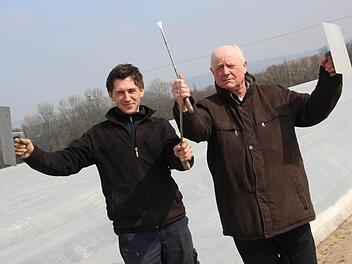 Christian und Hans Wolf wollen mit dem Ausstechen am liebsten sofort beginnen. Fotos: Sabine Herteux