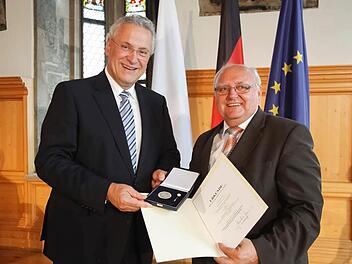 Innenminister Joachim Hermann (links) überreichte Siegfried Erhard die Auszeichnung. Fotos: Bayerisches Innenministerium