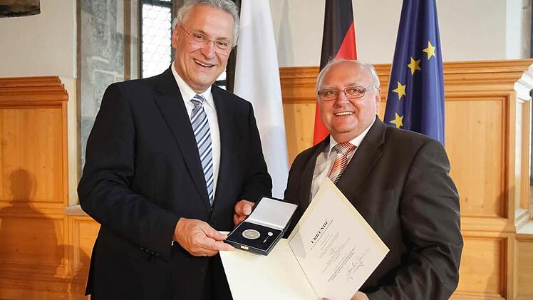 Innenminister Joachim Hermann (links) überreichte Siegfried Erhard die Auszeichnung. Fotos: Bayerisches Innenministerium