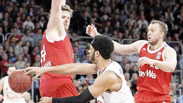 Wenn John Bryant (l.) und Dusko Savanovic (r.) Bambergs Topwerfer Josh Duncan einmal den Weg zum Korb versperrten, dann passte der Power Forward den Ball eben zu einem freien Mitspieler. Fotos: sportpress