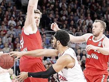 Wenn John Bryant (l.) und Dusko Savanovic (r.) Bambergs Topwerfer Josh Duncan einmal den Weg zum Korb versperrten, dann passte der Power Forward den Ball eben zu einem freien Mitspieler. Fotos: sportpress