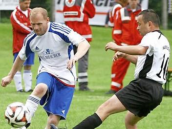 Der Melkendorfer André Scharf (links) im Spiel um Platz 3 gegen Erlangen.  Fotos: Monika Limmer