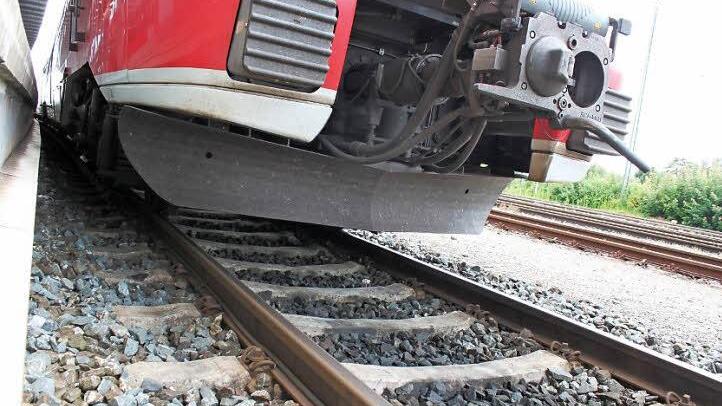 Das Räumschild eines baugleichen Zugs: Mit etwa zehn Stundenkilometern schob der Triebwagen den Kopf vom Gleis.