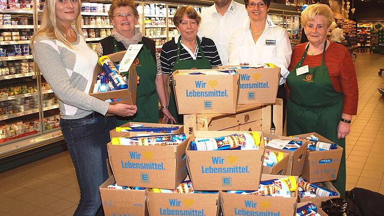 Die Projektleiterin der Lichtenfelser Tafel, Stefanie Renner (links), freute sich zusammen mit den Helferinnen der Tafel über die Spende von Lebensmittelpaketen für die beiden Tafeln, die in einer gemeinsamen Aktion der Familie Werner, vertreten durch Marina Werner (Zweite von rechts) und Christian Werner (Dritte von rechts) und von Edeka-Kunden zustande kam. Foto: Alfred Thieret