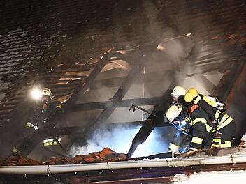 In der Nacht zum Montag ist es in Pettstadt zu einem Brand in einer Scheune gekommen. Verletzt wurde niemand. Foto:Ronald Rinklef