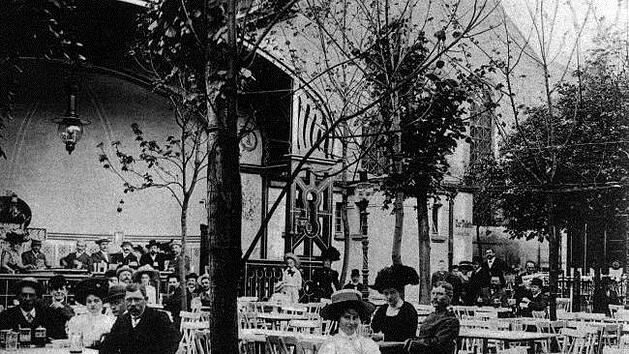 Eine Aufnahme um das Jahr 1910, die den Biergarten mit dem Musikpavillon zeigt. Rechts die Synagoge Repro: Christian Fiedler