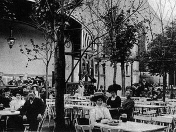 Eine Aufnahme um das Jahr 1910, die den Biergarten mit dem Musikpavillon zeigt. Rechts die Synagoge Repro: Christian Fiedler
