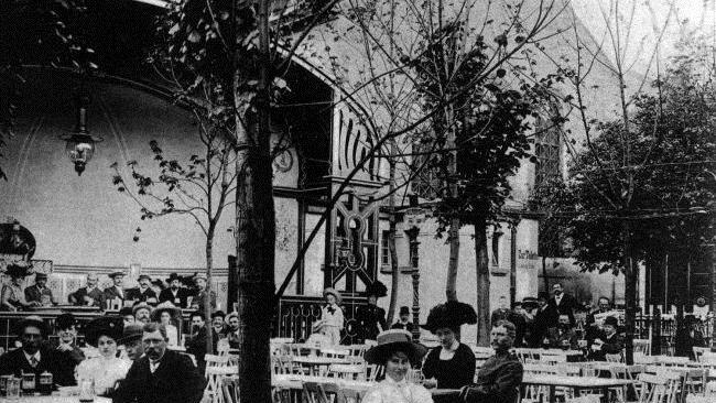 Eine Aufnahme um das Jahr 1910, die den Biergarten mit dem Musikpavillon zeigt. Rechts die Synagoge Repro: Christian Fiedler