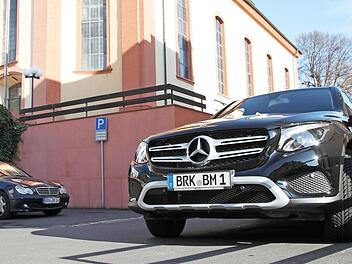 Der neue Dienstwagen der Bürgermeisterin hat dasselbe Kennzeichen wie der alte. Im Hintergrund steht das vorige Fahrzeug. Foto: Ulrike Müller