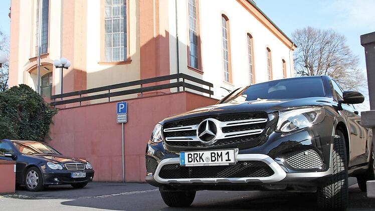 Der neue Dienstwagen der Bürgermeisterin hat dasselbe Kennzeichen wie der alte. Im Hintergrund steht das vorige Fahrzeug. Foto: Ulrike Müller