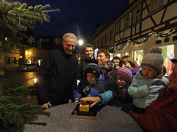 Die Kinder drückten gemeinsam den Knopf, um Licht ins Dunkle zu bringen. Bürgermeister German Hacker schaut zu.