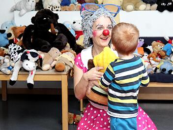 Klinik-Clown Rosa Schmutz erleichterte den Kindern den Abschied von ihren Kuscheltieren. Foto: Richard Sänger