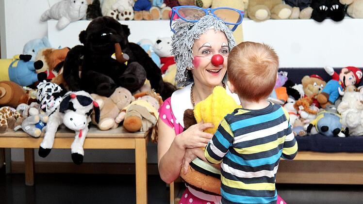 Klinik-Clown Rosa Schmutz erleichterte den Kindern den Abschied von ihren Kuscheltieren. Foto: Richard Sänger