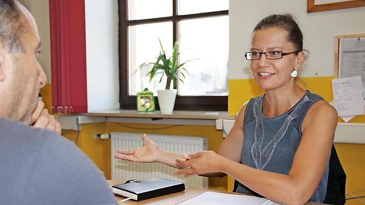Diana Könitzer bei der Asylsozialarbeit in ihrem Büro in Ebermannstadt Foto: Ekkehard Roepert