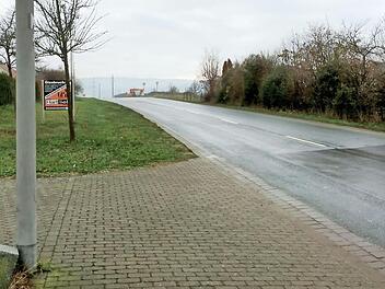 Die Gehwegsplanung an der Bamberger Straße, um den Bewohnern des Baugebiets "An der Flachs" einen sicheren Weg ins Dorf zu ermöglichen, geht in die nächste Runde, nachdem die aktuelle Variante abgelehnt worden ist. Hierzu soll nochmals das Gespräch mit dem Straßenbauamt gesucht werden.  Foto: Christian Ziegler