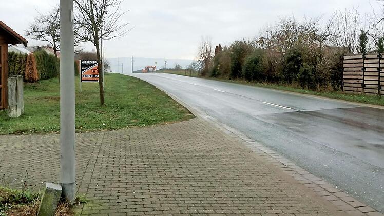 Die Gehwegsplanung an der Bamberger Straße, um den Bewohnern des Baugebiets "An der Flachs" einen sicheren Weg ins Dorf zu ermöglichen, geht in die nächste Runde, nachdem die aktuelle Variante abgelehnt worden ist. Hierzu soll nochmals das Gespräch mit dem Straßenbauamt gesucht werden.  Foto: Christian Ziegler