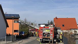 Markt Erlbach:  Brand in Einfamilienhaus – Vater und Sohn verletzt