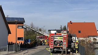 Markt Erlbach:  Brand in Einfamilienhaus – Vater und Sohn verletzt
