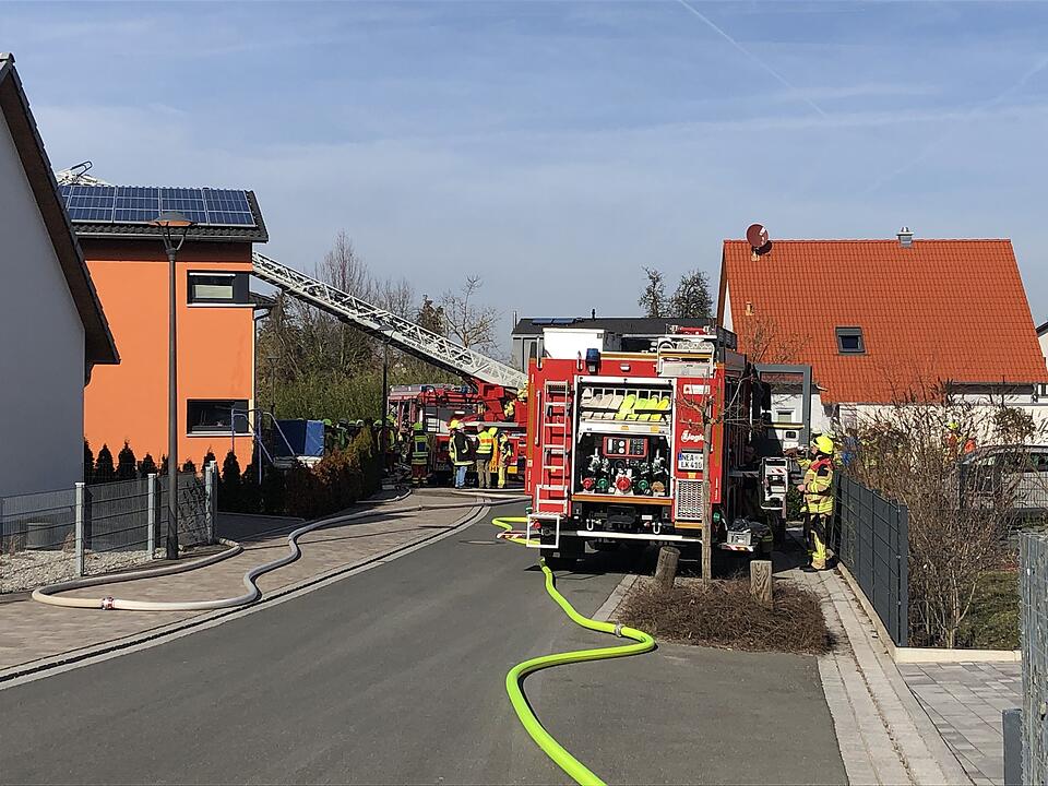 Markt Erlbach:  Brand in Einfamilienhaus – Vater und Sohn verletzt