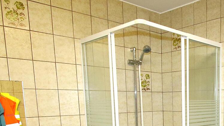 Die einzige Dusche am Sportgelände findet sich in der Schiedsrichterkabine.