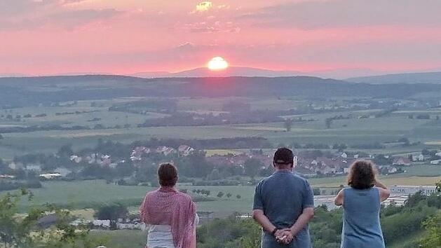 Beim Sonnwendfeuer des Haßbergvereins Königsberg genossen die Besucher den Sonnenuntergang und den Blick ins Haßberge-Vorland. Fotos: Gerold Snater