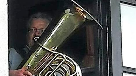 Thomas Obermeier mit seiner Tuba. Die Musiker könnten so ihren Beitrag in der jetzigen schweren Zeit leisten, meinte er. Für eine mögliche Wiederholung schlug er die Bayernhymne vor.