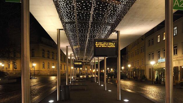Vorschriftsm&auml;&szlig;ig leer pr&auml;sentierte sich die Coburger Innenstadt in der Silvesternacht - am Theaterplatz ebenso wie am Markt.Foto: Christoph Winter