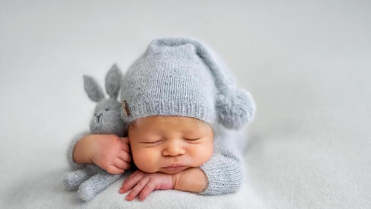 Eine ganz entscheidende Frage bei Neugeborenen ist die des Vornamens. Jedes Jahr gibt es neue Favoriten, zu denen Eltern gehäuft greifen. Foto: Oksana, adobe stock