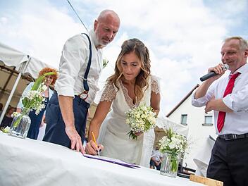 Volker Matysiak (rechts) war Trauredner bei der Hochzeit von Uwe Mattes und seiner Frau Monika. Foto: Fotostudio Kutscha, Gräfenberg