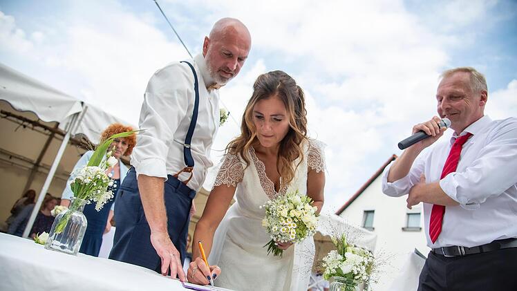 Volker Matysiak (rechts) war Trauredner bei der Hochzeit von Uwe Mattes und seiner Frau Monika. Foto: Fotostudio Kutscha, Gräfenberg