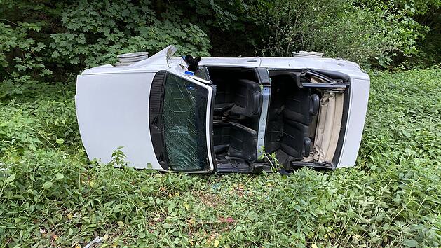 Cabrio mit offenem Verdeck &uuml;berschl&auml;gt sich bei Unfall im Kreis Kulmbach