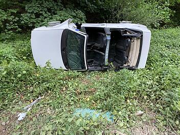 Cabrio mit offenem Verdeck &uuml;berschl&auml;gt sich bei Unfall im Kreis Kulmbach