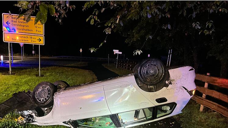 Auto überschlägt sich in Nordhalben
