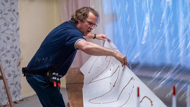 Prange (Bjarne Mädel) hat Dörte erzählt, er könne tapezieren - was leider nicht so ganz der Wahrheit entspricht.