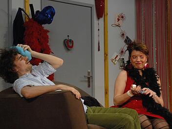 Gut, dass Uschi (Carmen Balling) ein gutes Gegenmittel für den Kater von Bauer Heinrich (Mario Hümpfer) weiß. Fotos: Peter Klopf
