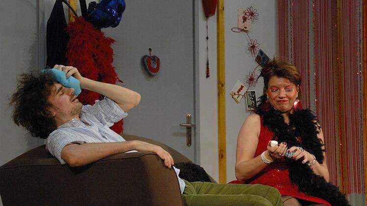 Gut, dass Uschi (Carmen Balling) ein gutes Gegenmittel für den Kater von Bauer Heinrich (Mario Hümpfer) weiß. Fotos: Peter Klopf