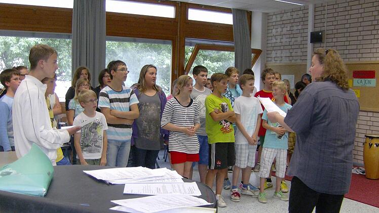 Heike Schütz (r.) leitet die jungen Sänger an.