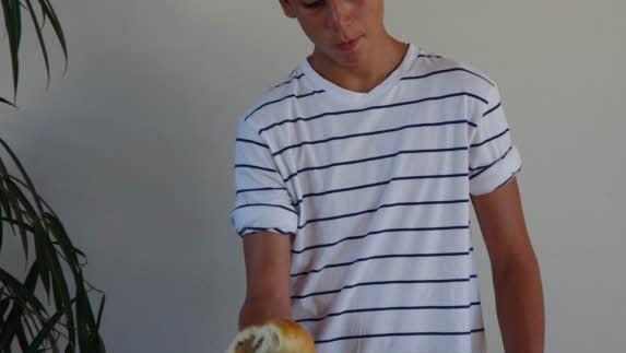 Roi Amir beim Brotbrechen mit weißer Kippa.