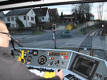 Lokführer Nisch setzt am Bahnübergang in Ebern sein eigenes Glockengeläut in Betrieb.Foto: Ralf Kestel