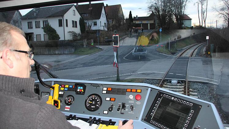 Lokführer Nisch setzt am Bahnübergang in Ebern sein eigenes Glockengeläut in Betrieb.Foto: Ralf Kestel