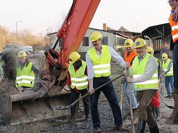 Die Wählergemeinschaft Pro Coburg beim Arbeitseinsatz auf dem Güterbahnhofsgelände. Fotos: Pro Coburg, Junge Coburger, Simone Bastian