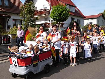 Der Kindergarten erinnerte an die glorreiche Fußball-WM und sorgte beim Festzug für strahlende Gesichter. Foto: Helmut Kistner