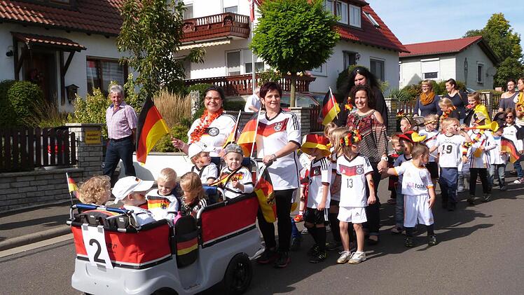 Der Kindergarten erinnerte an die glorreiche Fußball-WM und sorgte beim Festzug für strahlende Gesichter. Foto: Helmut Kistner