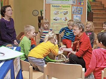 Leckere und gleichzeitig gesunde Snacks gibt es für die Kinder zwischendurch; die Happen kommen richtig gut an. Fotos: Lisa Kieslinger